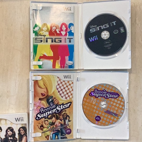 Karaoke Wii Games & Microphone Singing  Sing Disney Glee Dance Lot Of 4 Game - Picture 7 of 8